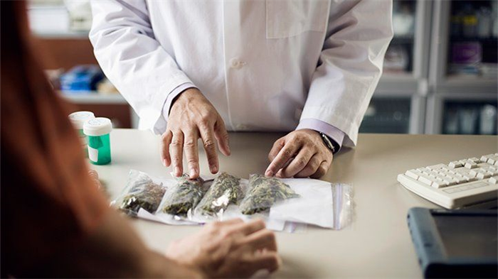 Doctors React to News That States With Legal Marijuana Prescribe Fewer Opioids